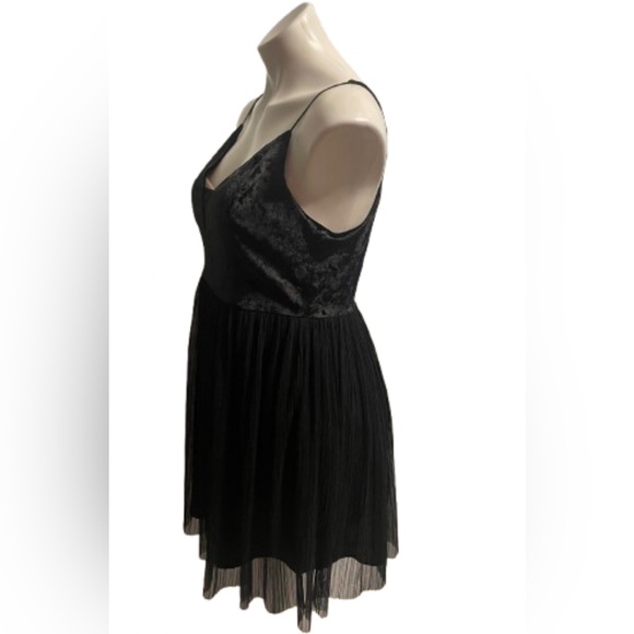 BCBGENERATION Black Elegant Velvet Sleeveless Mini Cocktail Dress - Picture 7 of 8